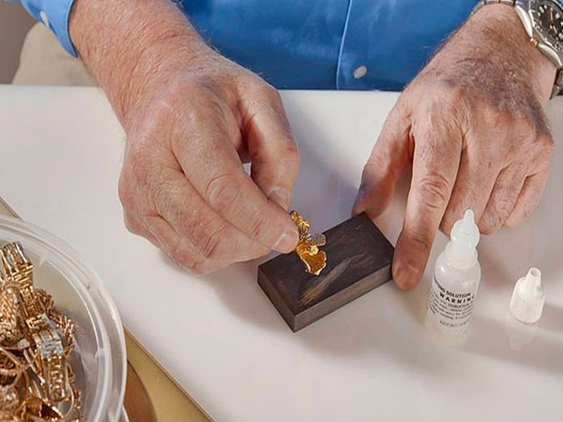 عیارسنجی طلا با سنگ محک